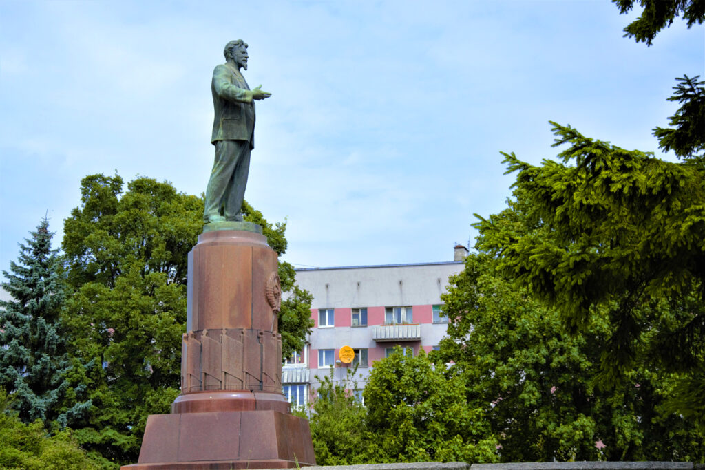 Памятник человеку, который никогда не был в нашем городе. Фото автора