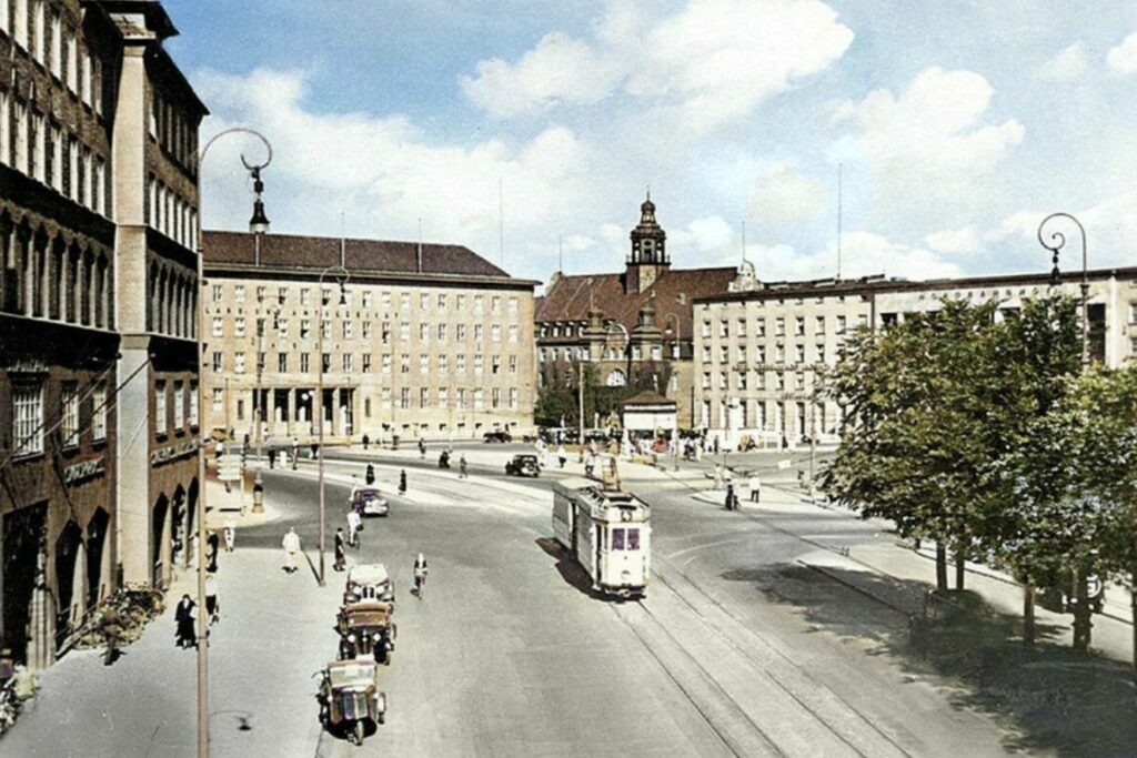 Справа на фото — здание Nordbahnhof (ныне Северный вокзал)