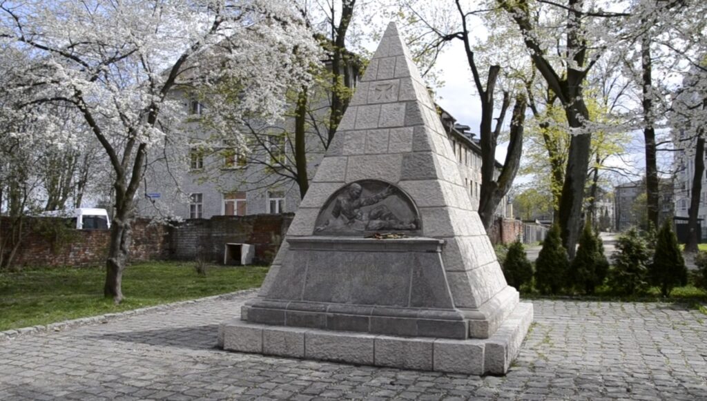 Памятник воинам, погибшим в годы Первой мировой войны 1914-1918 гг., с барельефом «Умирающий боец» 3 Памятник после реставрации в 2013 году. Фотография сделана 01.05.2021. Фото автора