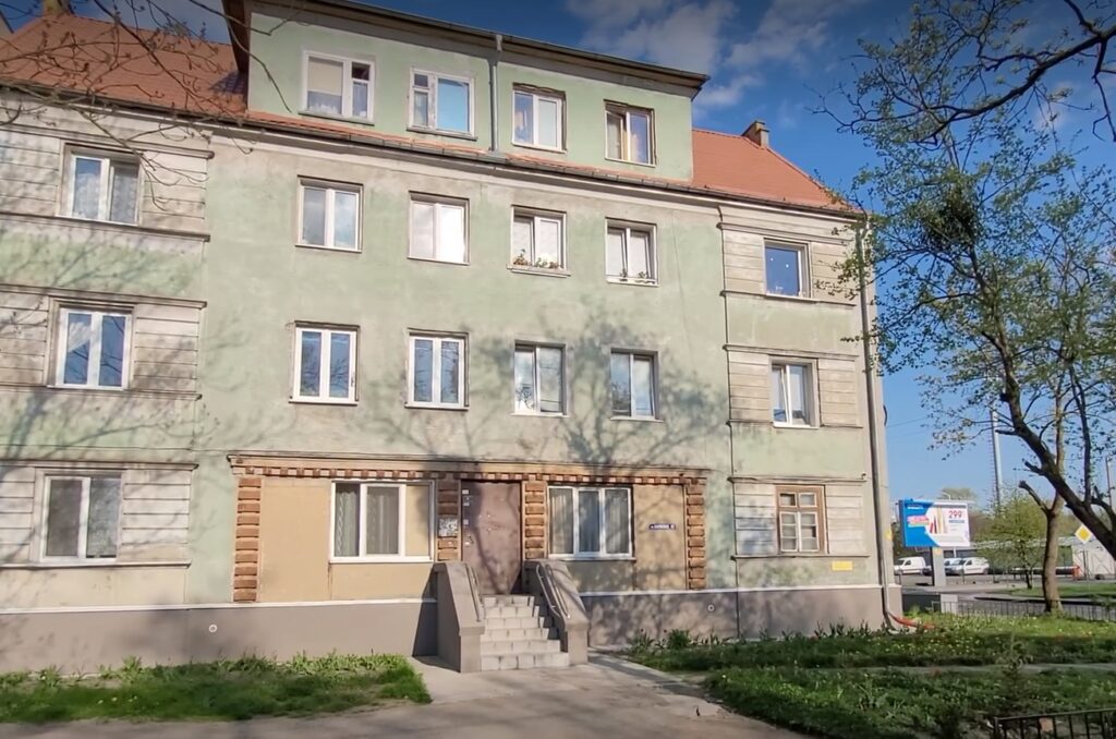 Старый дом на углу Нарвской и Сибирякова