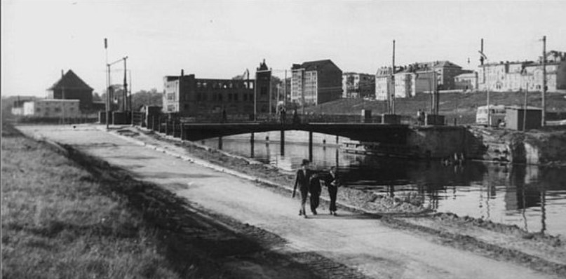 Фото со стороны острова Канта на улицу Коперника. Примерно 1960 год