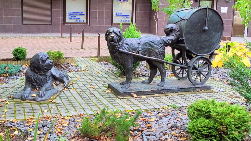 Скульптурная композиция "Барабанные собаки"