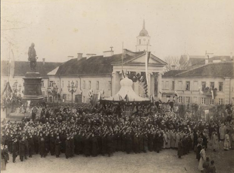 Памятник графу Муравьеву в городе Вильно на старой фотографии