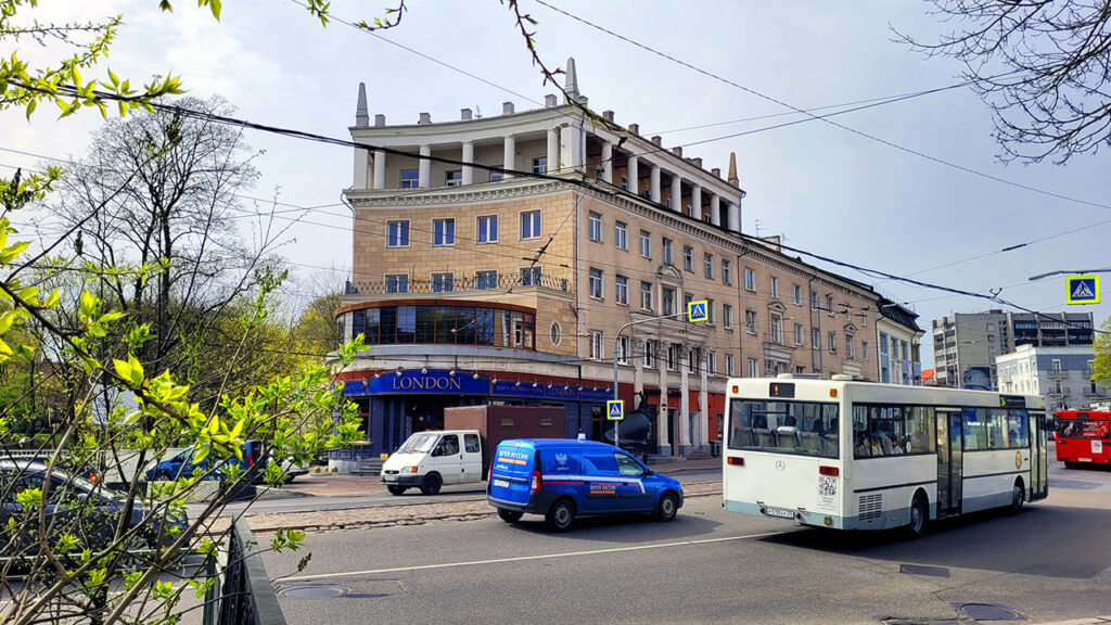 Современный вид здания на проспекте Мира (Хуфен аллея)
