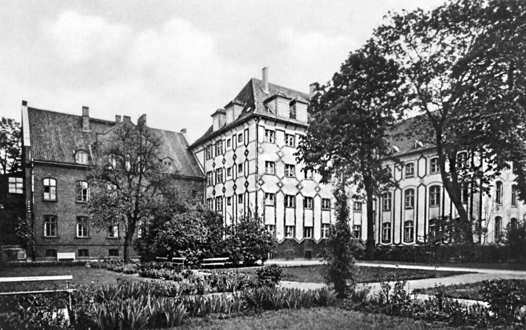 1925—1935, Krankenhaus der Barmherzigkeit, Hofseite. Двор сиротского дома сестёр больницы Милосердия