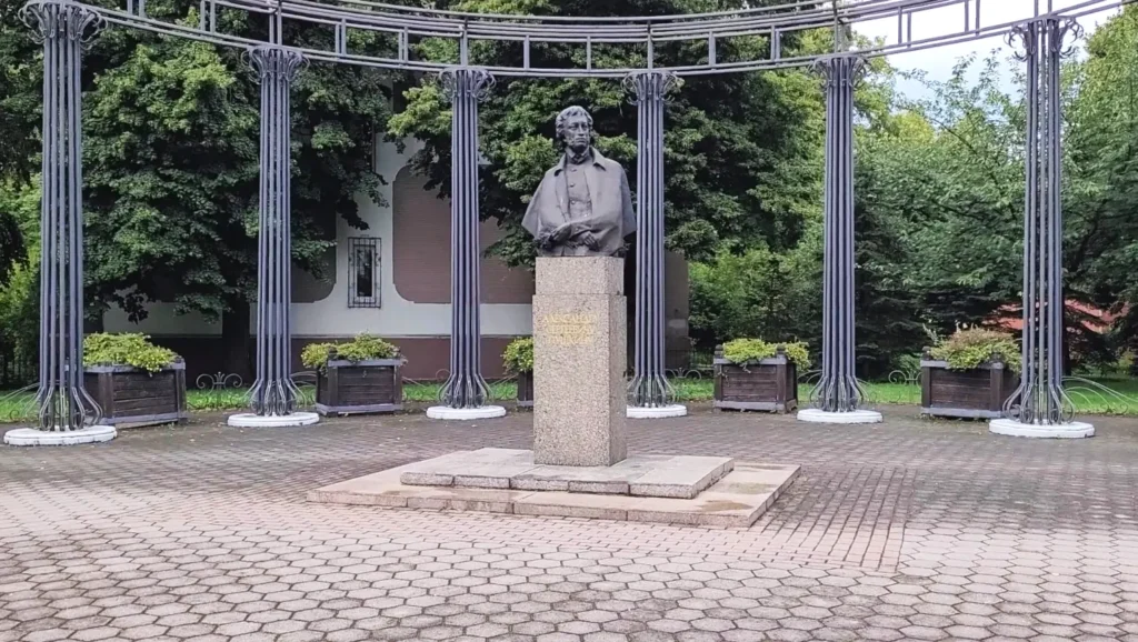 Памятник Пушкину на улице Леонова