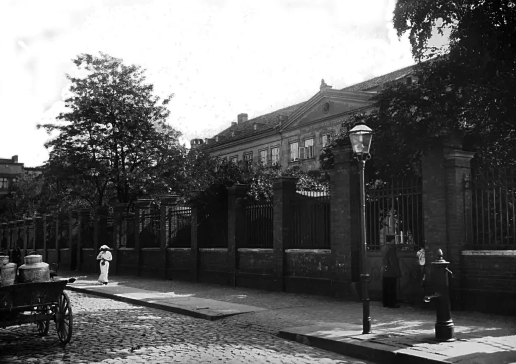 1908—1912, Zschocksches Damenstift am Neuen Graben Nr. 6-8
Здание было построено в 1752 году как резиденция купца Фридриха Франца Сатургуса