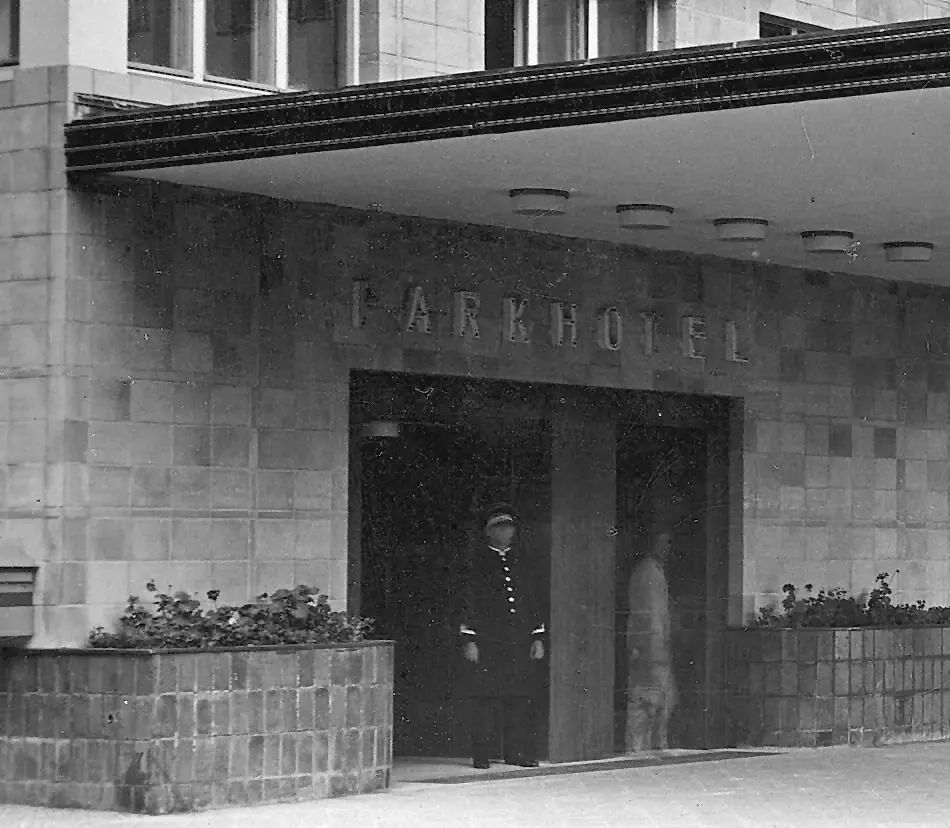 Вход в Parkhotel, довоенная фотография