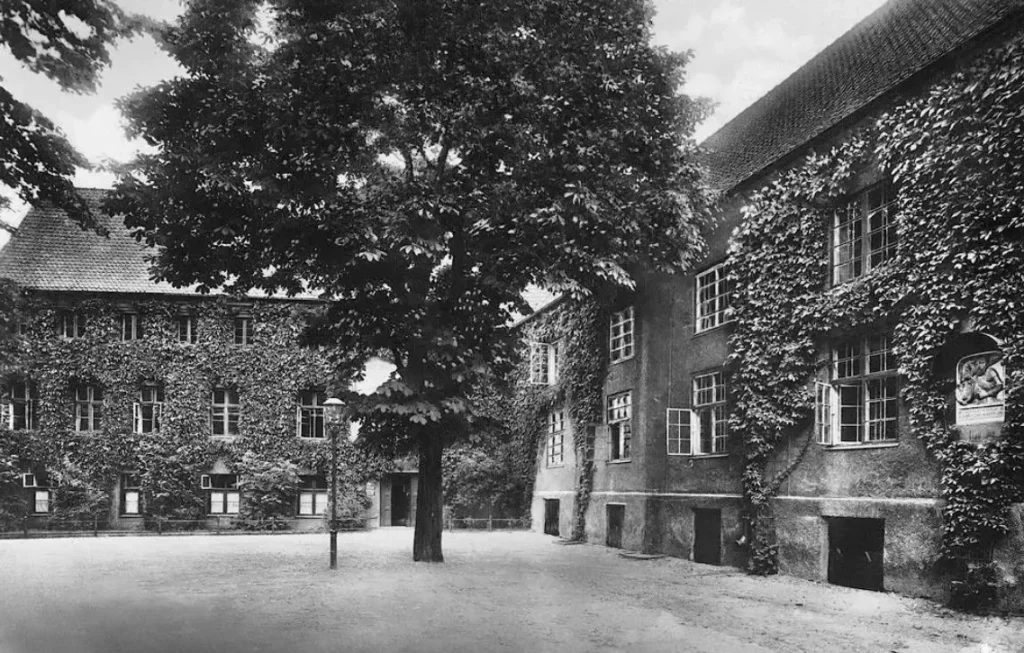 Альбертина — 480 лет служения науке. История Кёнигсбергского университета 4 Кёнигсберг. Двор старого здания университета Альбертина на Кнайпхофе.
Фото ок. 1930 года