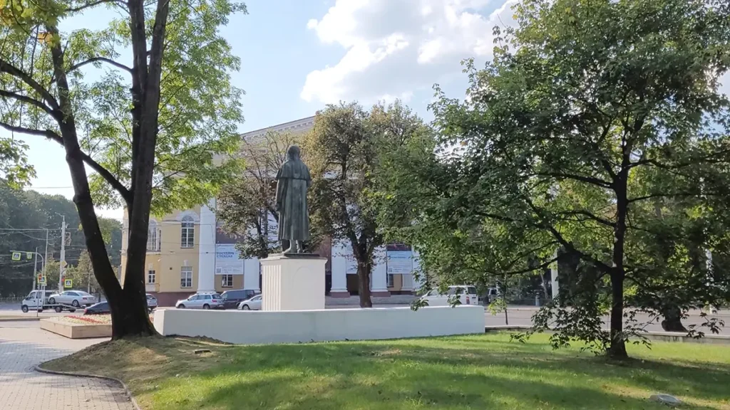 Памятник Шиллеру и Областной драмтеатр в Калининграде