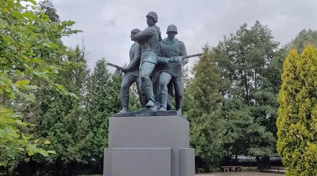 Этот памятник был установлен в 1945 году в Варшаве, снесён поляками в 2011 году