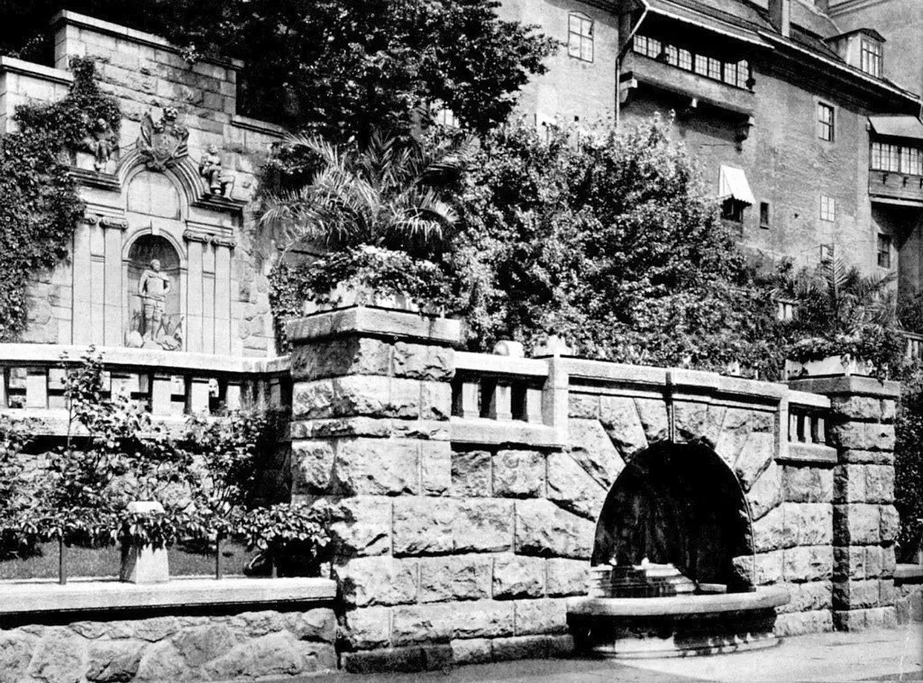 Калининград: ограда Королевского замка, которую можно увидеть и сегодня 5 Фонтан «Орденский рыцарь»