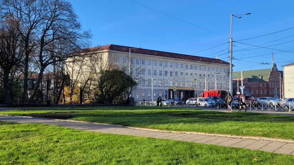 Калининград: ограда Королевского замка, которую можно увидеть и сегодня 9 Этот же ракурс сегодня. Калининград, 2025