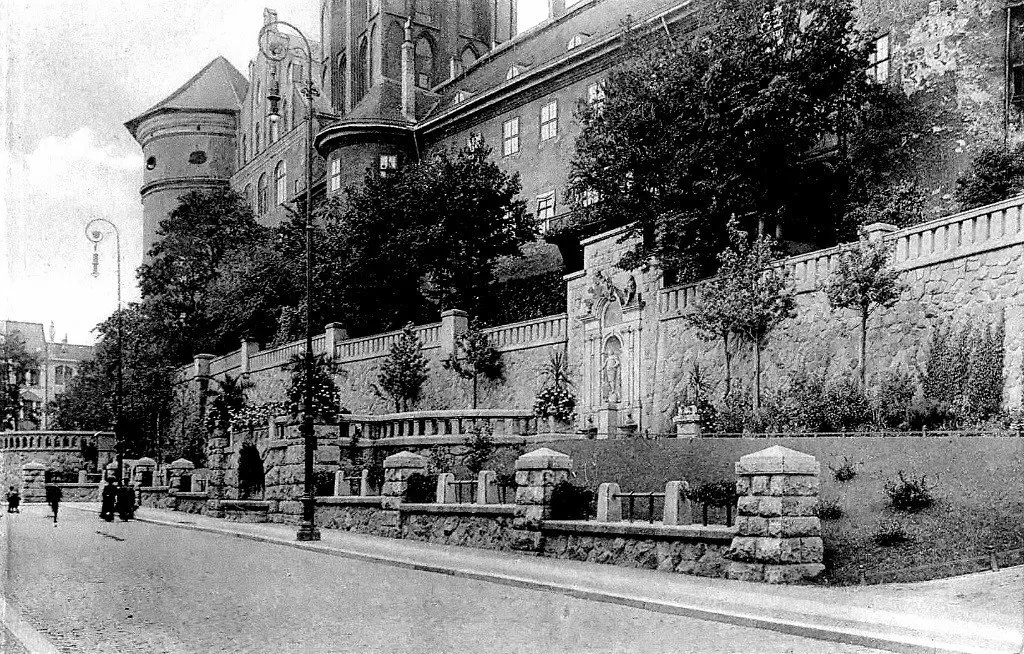 Калининград: ограда Королевского замка, которую можно увидеть и сегодня 4 Вот эта ограда: Южная терраса Королевского замка