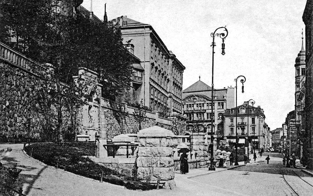 Калининград: ограда Королевского замка, которую можно увидеть и сегодня 6 Еще один ракурс фонтана "Орденский рыцарь с собакой"