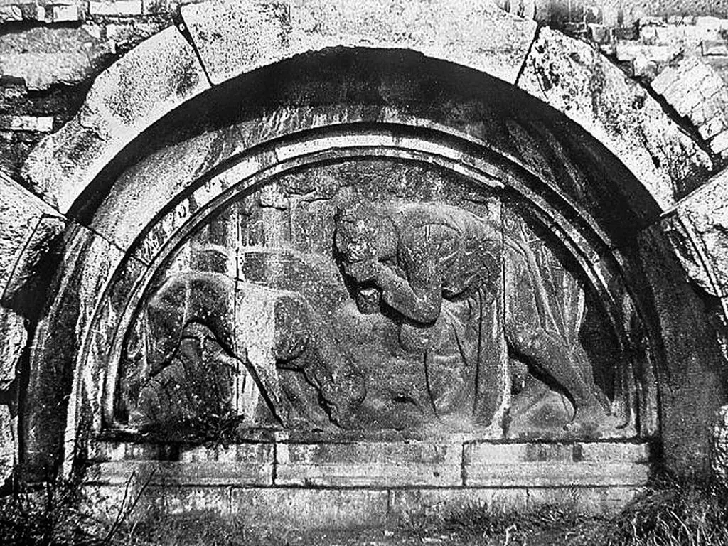 Калининград: ограда Королевского замка, которую можно увидеть и сегодня 3 Орденский рыцарь с собакой - барельеф фонтана Королевского замка