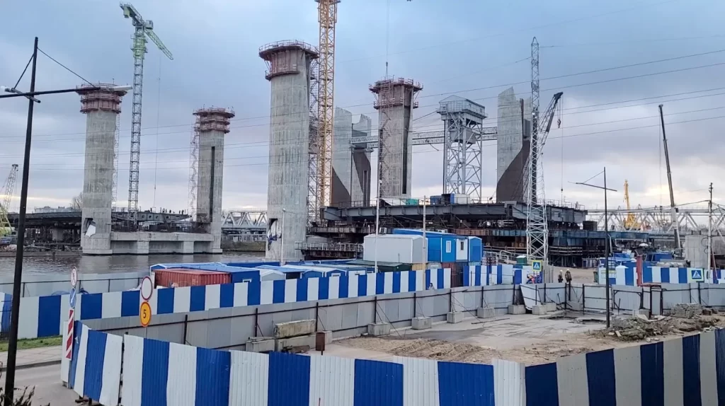 Декабрь 2025 года - строительство Автомобильного моста рядом с Двухъярусным мостом