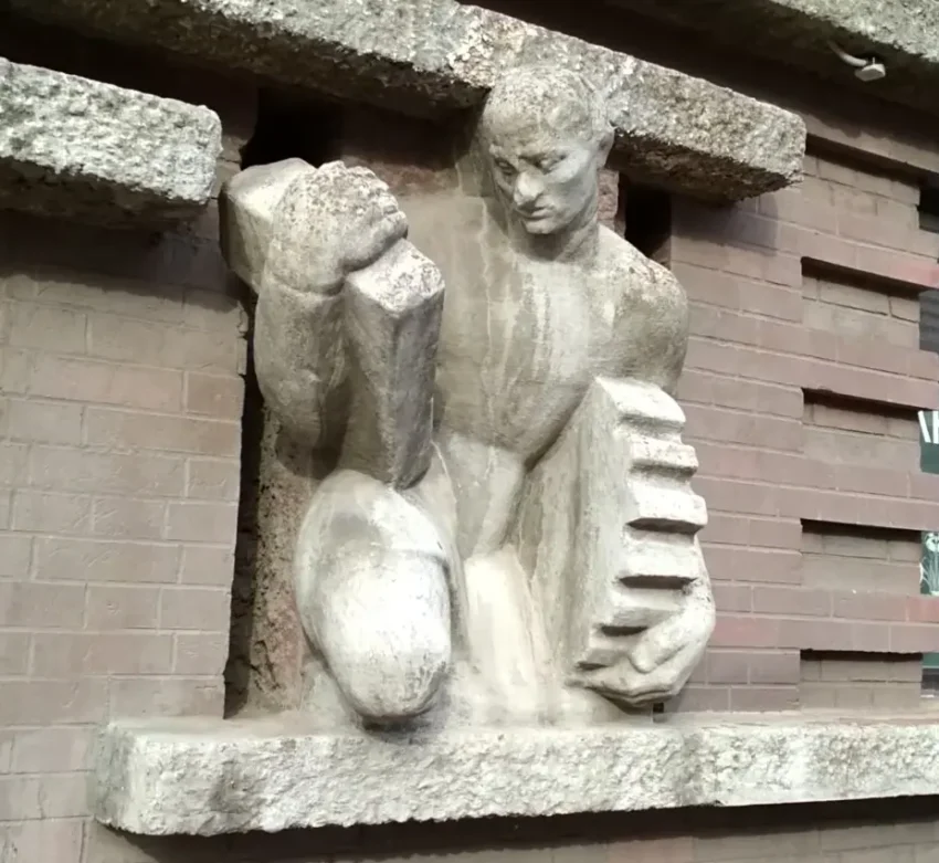 «Эпицентр» и два барельефа: почему мы всё время их путаем 2 горельеф «Каменотес» работы Германа Брахерта