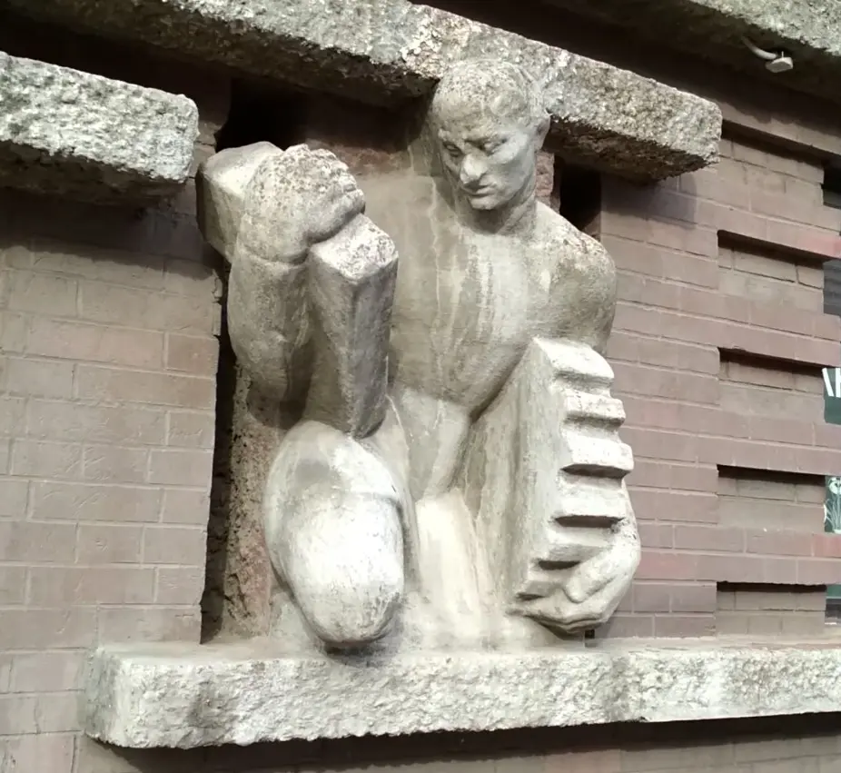 «Эпицентр» и два барельефа: почему мы всё время их путаем 3 Горельеф «Каменотес» работы Германа Брахерта на здании "Эпицентра"