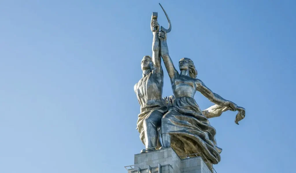 «Эпицентр» и два барельефа: почему мы всё время их путаем 7 "Рабочий и колхозница" Мухиной