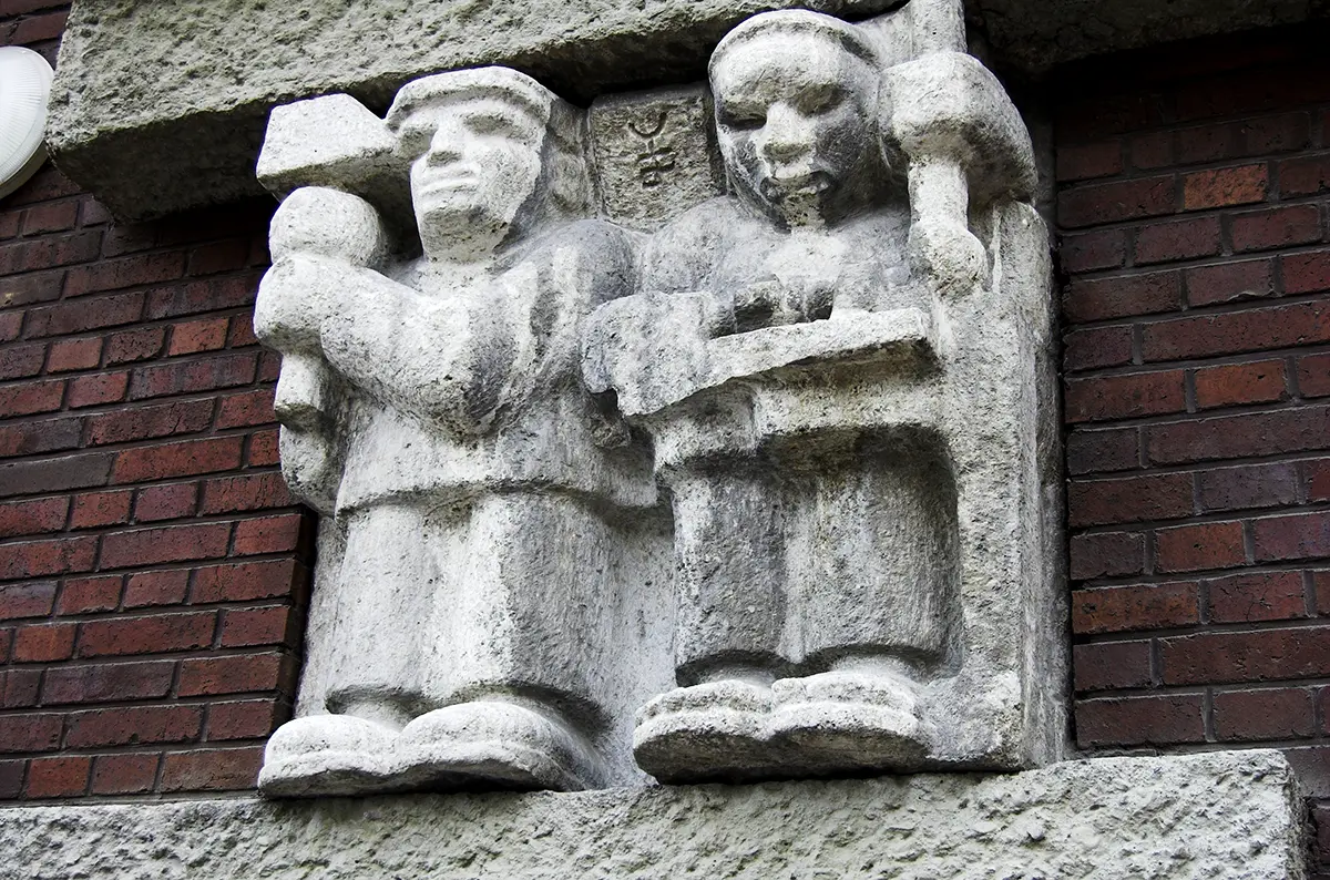 «Эпицентр» и два барельефа: почему мы всё время их путаем 6 Горельеф «Мастеровые» работы Эрнста Филица