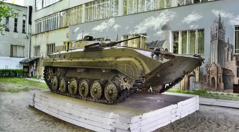 Дом Офицеров на улице Кирова и БМП перед ним