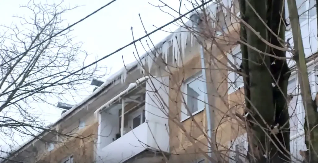 Сосульки на крышах. Калининград 