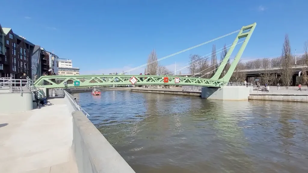 Философский мост со стороны улицы Виктора Гюго