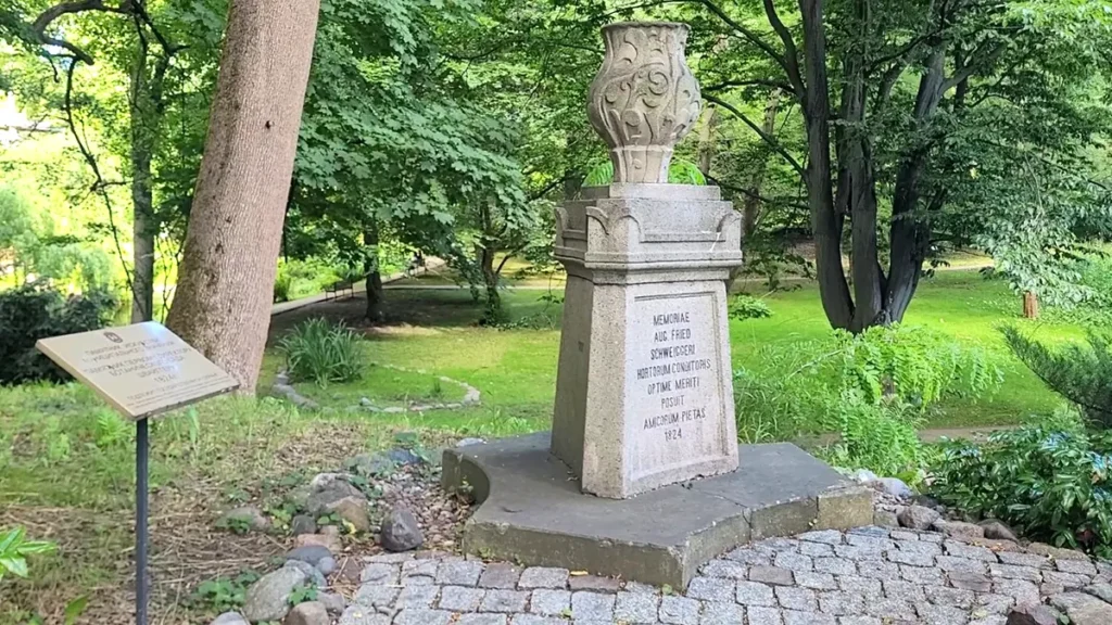 Ландшафтный парк — 200 лет зелени в центре Калининграда 4 Памятник первому директору ботанического сада Августу Фридриху Швейггеру. Установлен в 1824 году