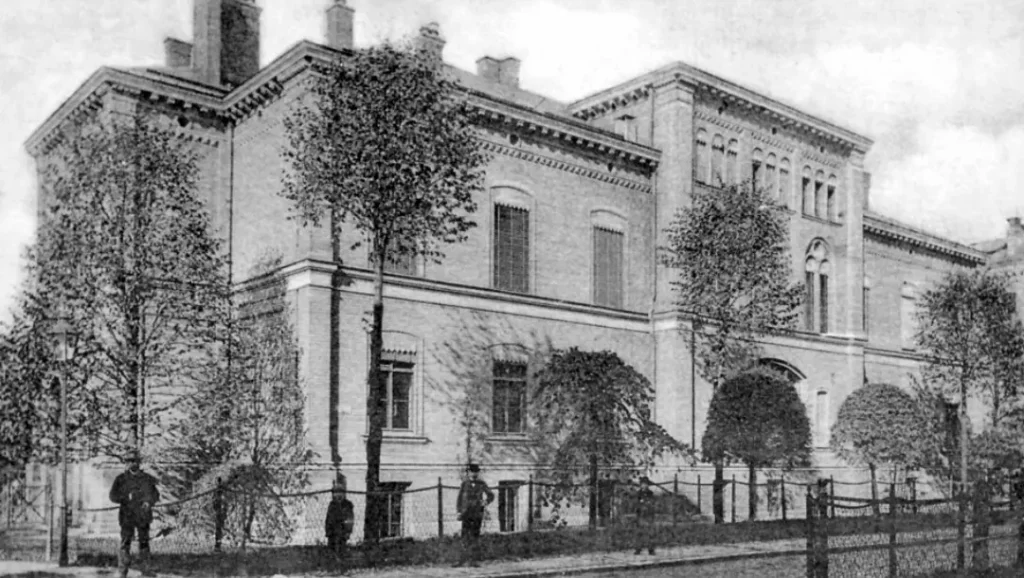 Улица Барнаульская: 6 имён истории Калининграда 5 Кёнигсберг, 1895–1905 годы. Здание глазной клиники и поликлиники на углу Ланге Райе, 1 (современная Барнаульская) и Вагнерштрассе, 8 (ныне улица Вагнера)