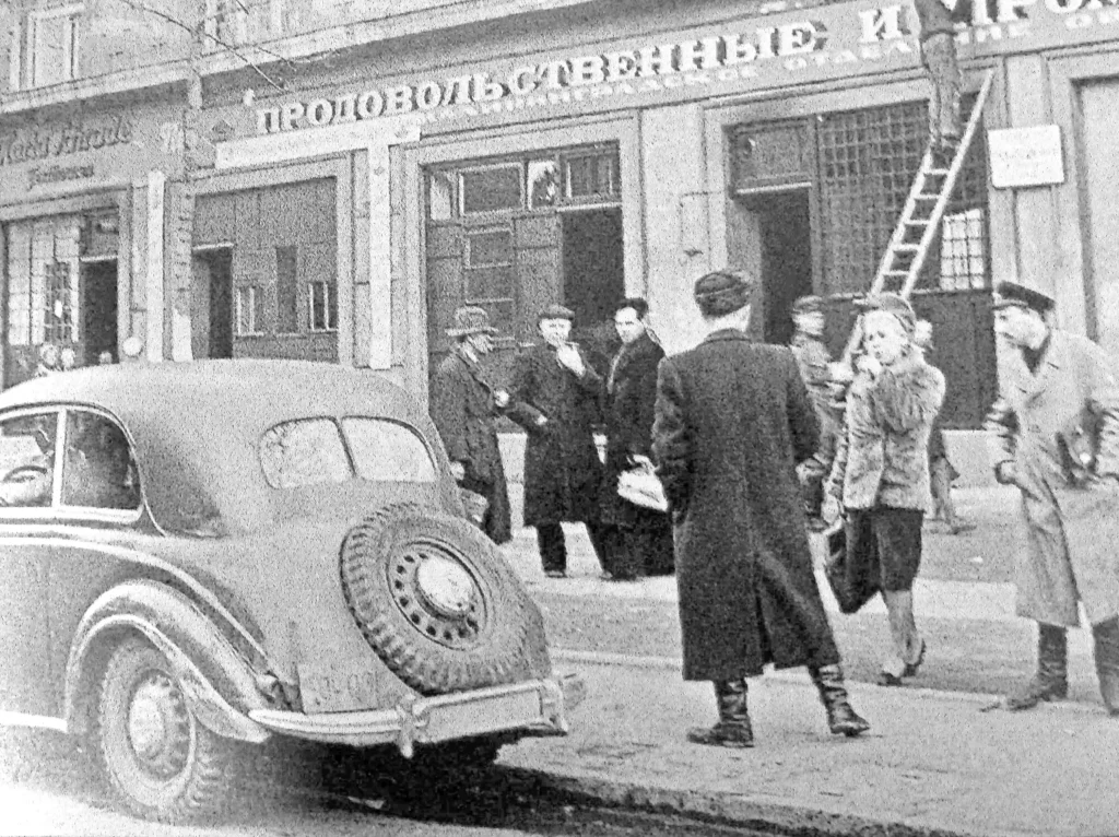 Замена вывесок в Калининграде, 1946 год. Ул. Карла Маркса